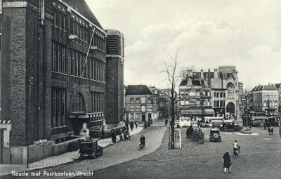 1101 Gezicht op de Neude te Utrecht met links het hoofdpostkantoor (Neude 11).